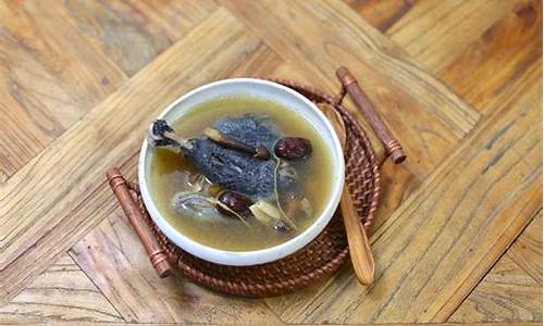 花胶乌鸡汤放什么材料-乌鸡汤花胶汤要炖多久